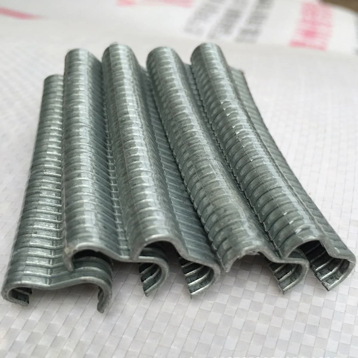 Hog-ring tang met 600 stuks roestvrijstalen clips